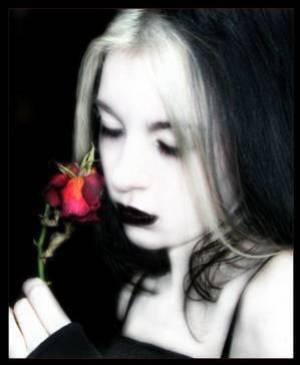 une petite fille une rose et sa mére